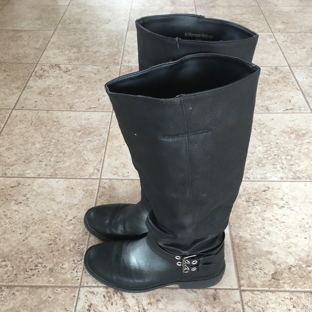 Comfy black boots